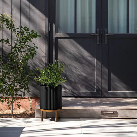 demi raised planter