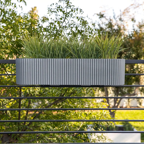 demi railing planter